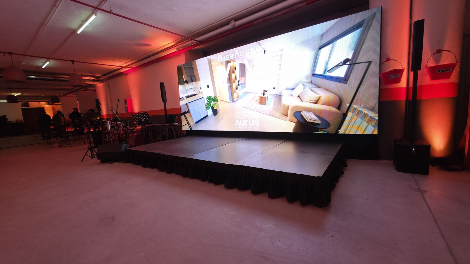 Escenario con pantalla LED Torre Aurus